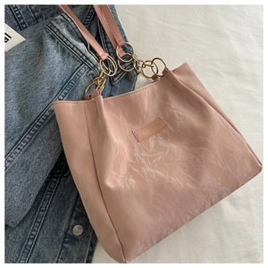 Dettaglio della borsa tote in pelle pieghettata rosa con texture a increspatura