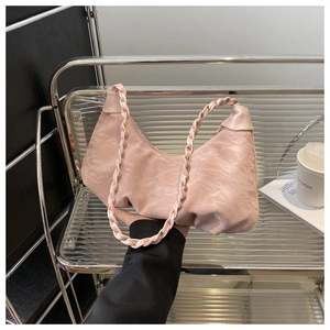 Détail du sac hobo plissé rose clair avec anse tressée épaisse et forme de croissant artistique