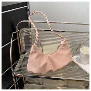 Détail du sac nuage rose plissé avec anse tressée et fermeture éclair dorée chic