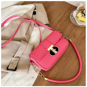 Detailansicht der rosa gesteppten Handtasche mit geometrischem Schloss und Goldkette