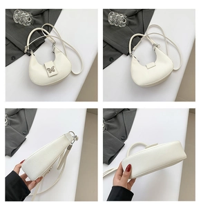 Vues multi-angles du sac demi-lune beige avec boucle décorative papillon en argent