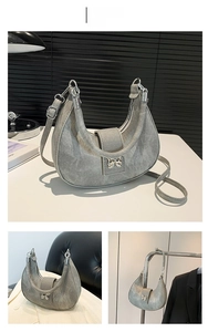 Dettaglio della borsa hobo grigia con tracolla regolabile e fibbia in metallo sul davanti