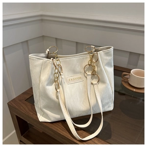 Dettaglio borsa tote in pelle plissettata bianco crema con catena d'oro e logo Fashion
