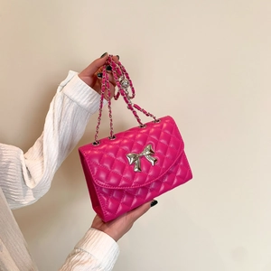 Sac à bandoulière matelassé magenta avec nœud argenté et boule réglable en métal