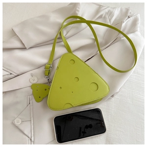 Dettaglio della borsa a tracolla creativa a forma di formaggio verde lime con fori e uno smartphone