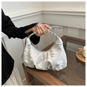 Détail du sac hobo nuage argenté avec texture métallique et poignée tressée