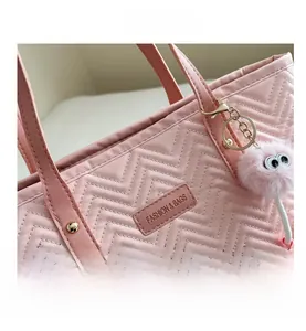 Dettaglio borsa shopper rosa trapuntata con finiture dorate e ciondolo morbido