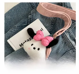Détail du sac cabas rose avec breloque chiot en peluche blanche et bandoulière