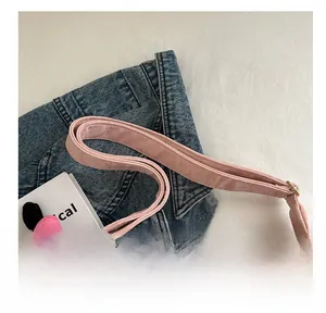 Vue détaillée du sac seau rose avec texture souple et adorable breloque chiot en peluche