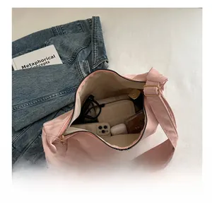 Intérieur spacieux du sac fourre-tout rose avec rangement pour téléphone et maquillage