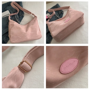 Détail du sac cabas rose texture nuage montrant le patch logo et la boucle en métal