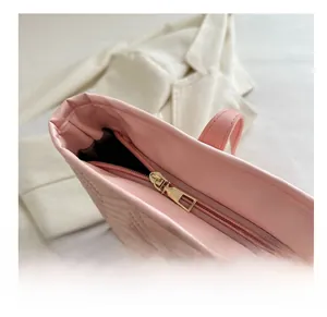 Dettaglio della borsa tote trapuntata rosa con chiusura a cerniera in metallo dorato lucido