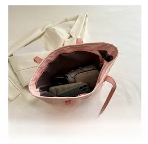 Vista macro dell'interno della borsa tote rosa con cerniera e grande capienza