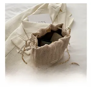 Innenkapazität der beige geflochtenen Eimertasche mit Kettenriemen und Magnetverschluss