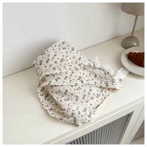Detail of floral quilted tote bag with white lace trim and cotton textured fabric