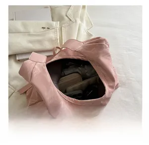Intérieur spacieux d'un sac hobo rose montrant la capacité pour portefeuille et objets