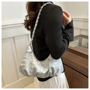 Détail du sac nuage plissé argenté avec bandoulière tressée et finition métallique mate