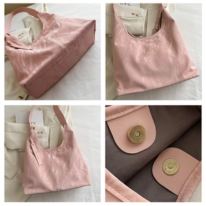 Vues détaillées du sac cabas rose à motif marbre avec fermeture aimantée et doublure