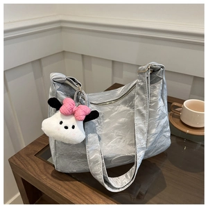 Sac cabas argenté métalisé avec texture plissée et charmant petit chien en peluche blanc