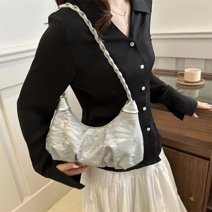 Sac hobo plissé argenté avec texture nuage et bandoulière tressée style chic
