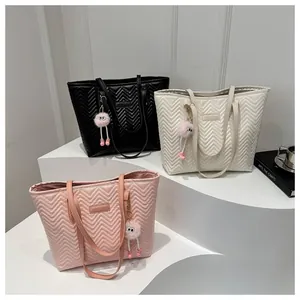 Borse tote trapuntate in nero, beige e rosa con eleganti motivi di cucitura a V