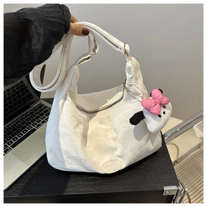 Sac fourre-tout blanc plissé avec charm de dessin animé et bandoulière pour le quotidien
