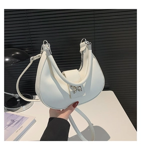 Détail du sac à bandoulière blanc en forme de lune avec fermoir papillon métallique poli