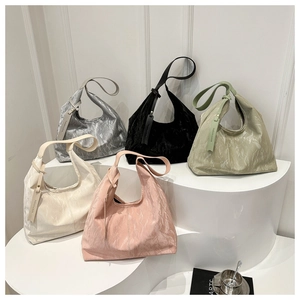 Grands sacs cabas souples en cinq couleurs métallisées au design minimaliste