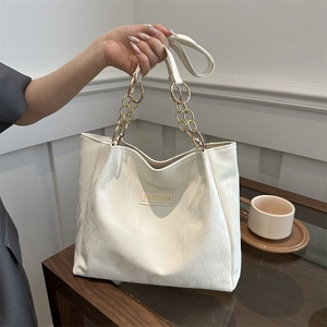 Elegante borsa tote bianca capiente con catena dorata e toppa FASHION