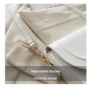 Detail des verstellbaren Riemens mit goldener Schnalle der weißen minimalistischen Tasche
