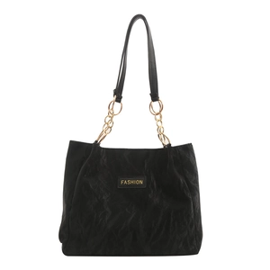 Borsa tote nera alla moda con catena dorata e texture stropicciata per uso quotidiano
