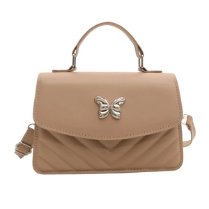 Sac à bandoulière matelassé beige élégant avec fermoir papillon argenté