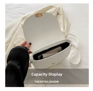 Innenkapazität der weißen Leder-Satteltasche mit Innenfutter und Hardware-Details