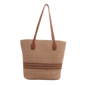 Large capacity straw bucket bag with contrast leather handles for summer fashion