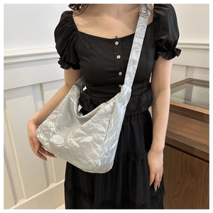 Détail du sac fourre-tout argenté plissé en forme de croissant avec texture métallique