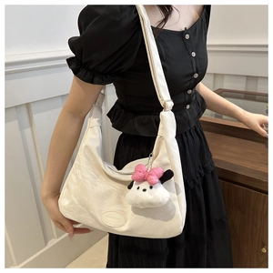 Détail du sac hobo plissé blanc crème avec bandoulière réglable et pendentif en peluche