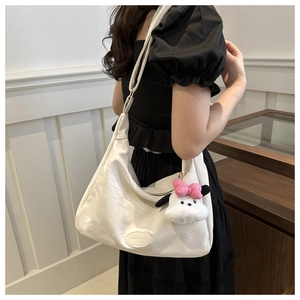 Détail du sac hobo blanc texturé avec un charmant pendentif en peluche Pochacco