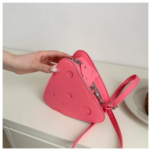 Dettaglio della borsa a tracolla rosa a forma di formaggio in pelle PU con trama reale
