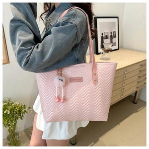Borsa a secchiello trapuntata rosa con cuciture a V e ciondolo a forma di occhio
