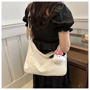 Détail du sac hobo blanc plissé avec un charmant chiot en peluche en décor rétro