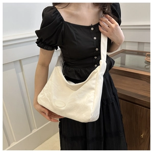 Détail du sac Hobo blanc avec motif marbré unique et large bandoulière en gros plan