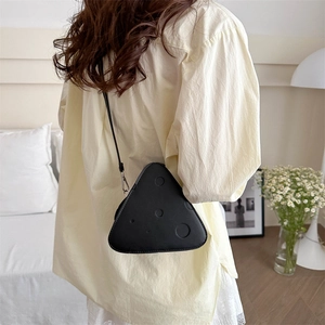 Borsa a tracolla creativa a forma di formaggio nero con eleganti dettagli in metallo