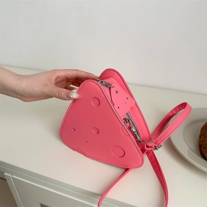 Borsa a tracolla rosa a forma di formaggio con trama creativa a fori