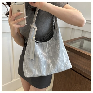 Vue détaillée du sac cabas gris argenté à texture froissée avec étiquette de mode