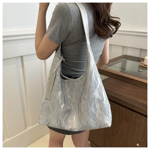 Grand sac hobo argenté avec texture froissée métallique et large bandoulière souple