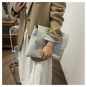 Vue détaillée de la pochette enveloppe oversize en similicuir gris clair avec plis doux