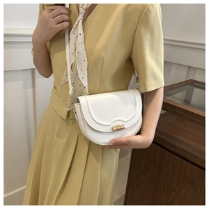 Weiße halbrunde Satteltasche mit Goldschnalle, getragen von einem Model im Outfit