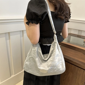 Grand sac hobo argenté avec texture plissée et design minimaliste contemporain