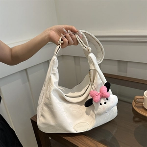 Sac fourre-tout blanc minimaliste à texture plissée et charm de petit chien mignon