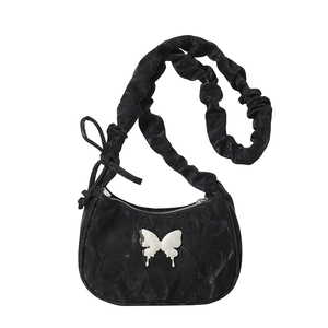 Sac croissant noir chic avec bandoulière plissée et détail de papillon en métal